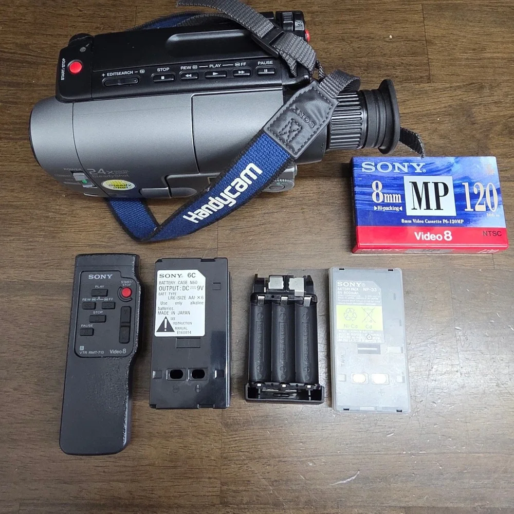 Sony Handycam CCD-TRV21 NTSC Video 8 Camcorder Silver 24x Digital Zoom